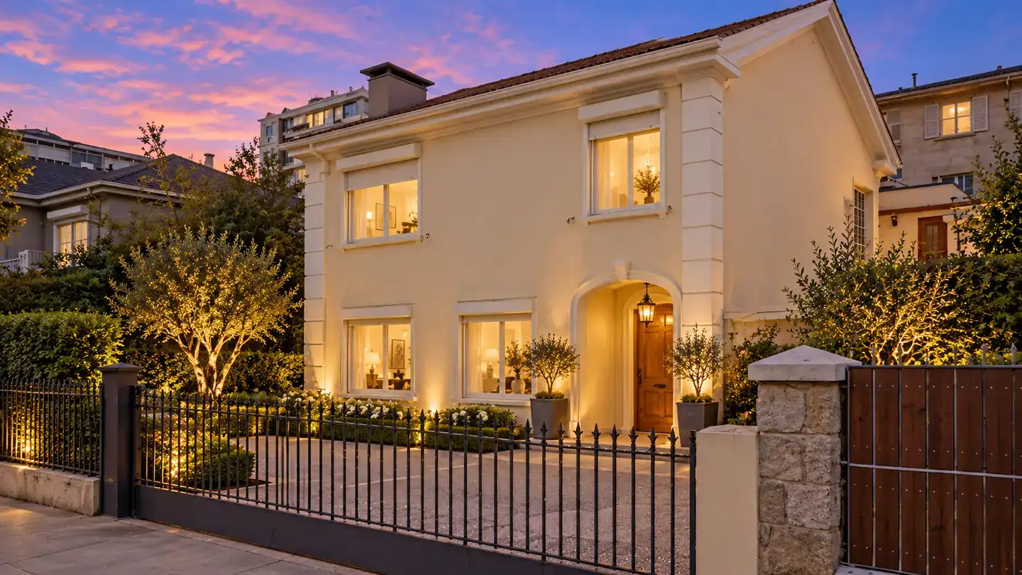Fachada de Casa Ain iluminada al atardecer
