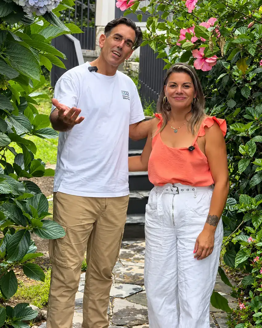 Dos personas en el jardín de Casa Ain
